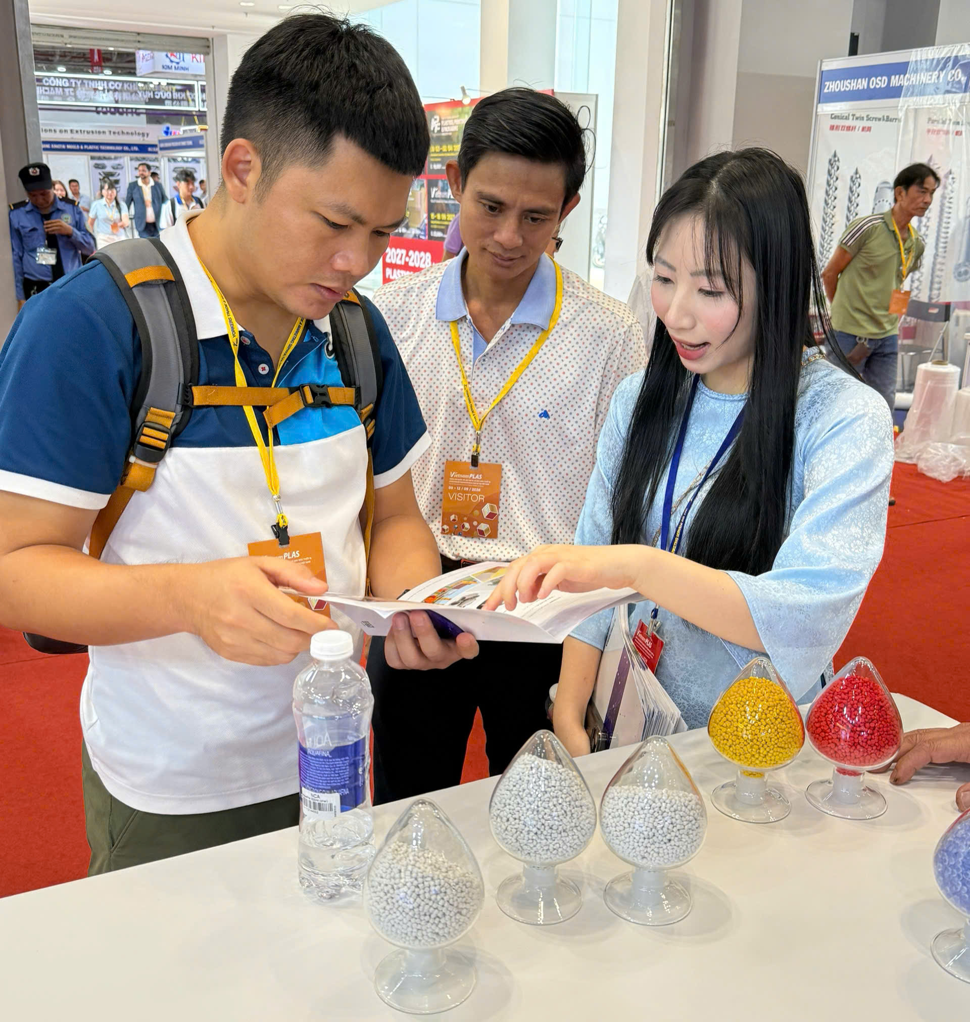 Đội ngũ APEX giao lưu với khách hàng