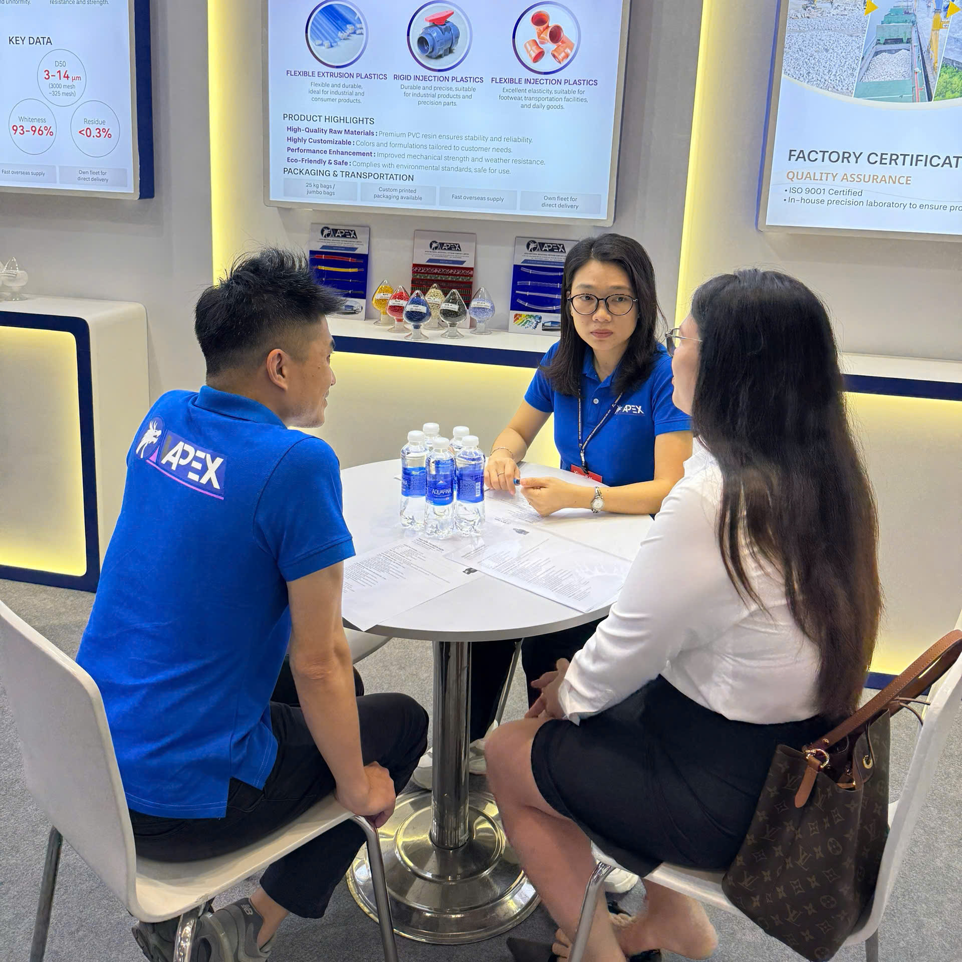 Đội ngũ APEX trao đổi với khách hàng tại VietnamPlas 2026