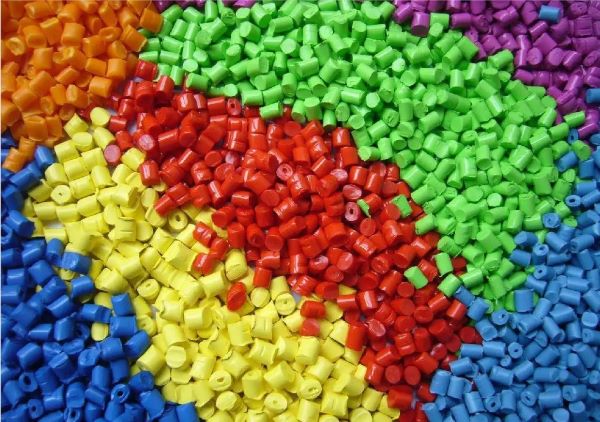 Filler masterbatch và color masterbatch là hai loại hạt phụ gia quan trọng, quyết định đến chất lượng, màu sắc