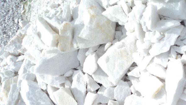 Bột đá vôi không tan trong nước thường, nhưng lại dễ tan trong nước có CO₂