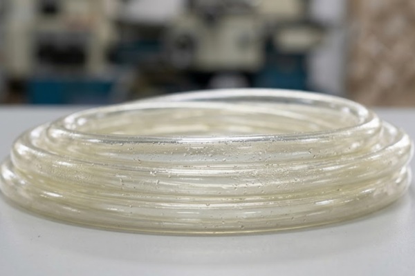 Hiện tượng chảy dầu trong PVC ảnh hưởng đến trải nghiệm người dùng