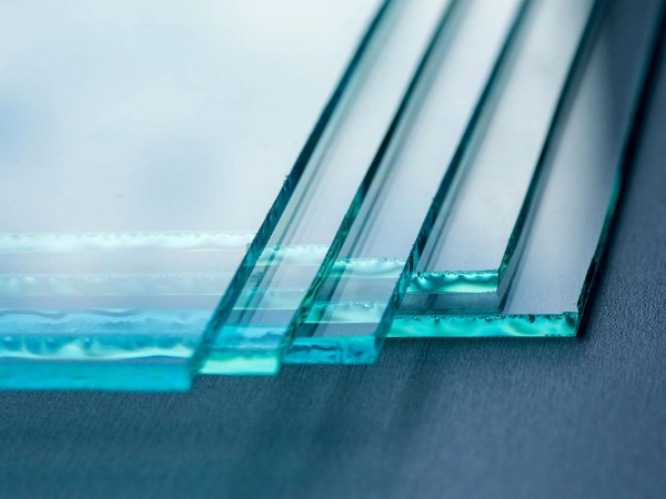 Inorganic materials originate from minerals and do not contain carbon–hydrogen components